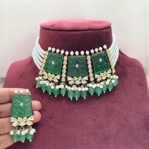 Ensemble de collier ras du cou et boucles d'oreilles en pierres plaquées or de haute qualité, aspect perles, collection pour femmes, pour les mariages - Product Image 2