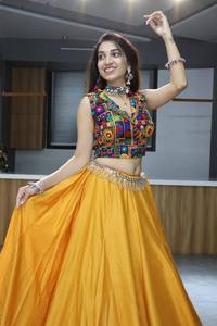 Designer lehenga choli de couleur jaune doré en tissu de coton rayonne avec un travail uni Gota Patti et Kali pour la collection Navratri - Product Image 2