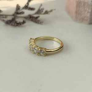 Anillo de Oro Amarillo de 14K con 5 Piedras de Diamante Simulado, Corte Redondo, Diamante Cultivado en Laboratorio, Anillo de Media Banda para Aniversario, Joyería de Compromiso - Product Image 3