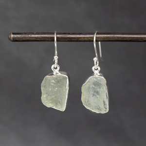 Nouvel arrivage de superbes boucles d'oreilles pendantes en forme d'aigue-marine brute avec crochet en argent sterling 925 massif avec placage à l'or pour les fêtes de mariage - Product Image 4