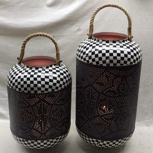 โคมไฟเคลือบโลหะตกแต่งบ้านสไตล์คลาสสิกทำมือ ที่ใส่เทียนหลากสี พร้อมหูจับทำจากปอกระเจา ขนาดสองแบบ 1 สี - Product Image 3