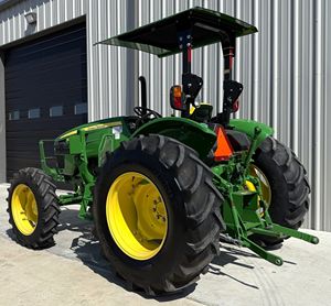 Tractor utilitario Johnn Deere 5065E, 4x4, motor diésel de 65 HP, toma de fuerza 540, enganche de 3 puntos, barra antivuelco de 2 postes, 3x9 a la venta - Product Image 4