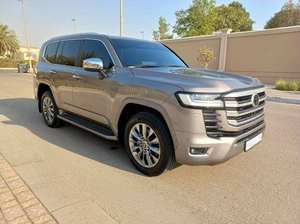 Berline de luxe d'occasion 2023, conduite à gauche, traction avant, sièges en cuir, régulateur de vitesse, toit ouvrant panoramique, vue 360° à l'arrière - Product Image 2