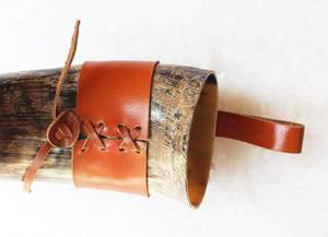 Corne à boire viking médiévale artisanale 100% naturelle, couleur antique, économique, avec support, corne à boire sculptée, offre de vente - Product Image 5