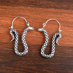 Pendientes de Aro con Diseño de Serpiente, Moda 2024, Joyería Gótica de Latón para Mujer, Acabado Plateado Oxidado, Diseño de Reptil, Venta al Por Mayor/OEM - Product Image 6