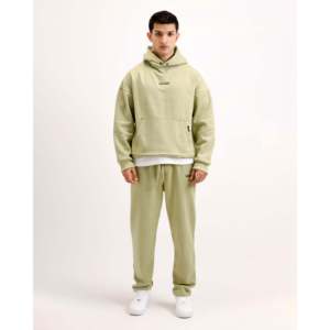 Sudadera con Capucha Sage Green Essential, Tejido French Terry Grueso, con Bordado 3D y Estampado en Color Carbón - Product Image 3