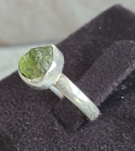 Vente Flash : Bague en Argent Sterling avec Péridot pour Femme, Personnalisable pour les Acheteurs en Gros, Qualité Premium - Product Image 2