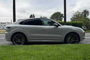 Cayenne Turbo Coupé AWD 2024, Bajo Kilometraje, Transmisión Automática, Volante a la Izquierda, Color Oscuro, Asientos de Cuero, Techo de Aleación de Aluminio - Product Image 2