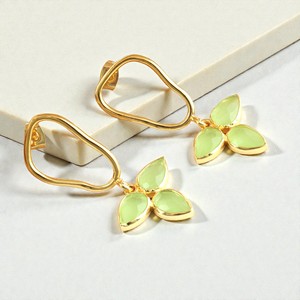 Boucles d'oreilles en chalcédoine verte 4x6mm en forme de grappe, clous en argent 925 en forme de larme - Bijoux en argent sur le thème de la nature, fabriqués à la main - Product Image 1