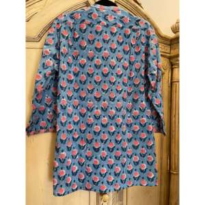 Camisa de Mujer con Bordado Floral Vintage y Pliegues - Corte Holgado y Moderno para Uso Diario - Tallas S-XL-XXL - Todas las Temporadas - Algodón y Chifón - Product Image 4