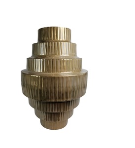 Florero de metal clásico moderno con atractivo elegante y diseño antiguo perfecto para crear un hermoso centro de mesa floral - Product Image 1