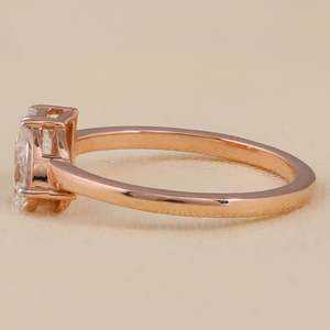Anillo de Compromiso Toi Et Moi con Diamante Cultivado en Laboratorio, Corte Esmeralda Radiante y Corte Pera, en Plata de Ley/Oro/Platino, Claridad VS1 - Product Image 2