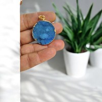 Pendentif en Agate Druzy Cristal Géode Poli, Sculpté et Gravé, Forme Naturelle, Plaqué Or, Bordure Dorée, Haute Qualité, Vente en Gros