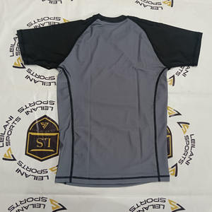 เสื้อรัดกล้ามเนื้อ MMA แขนสั้น โพลีเอสเตอร์ พิมพ์โลโก้ตามสั่ง คุณภาพสูง ออกแบบเองได้ ผ้ารัดกล้ามเนื้อแบบบีเจเจ แขนยาว - Product Image 2