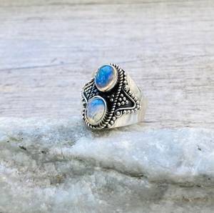 Anillo de forma redondeada turquesa y plateada, piedra preciosa blanca Natural, regalo de aniversario tratado térmicamente para mujeres y niñas - Product Image 1