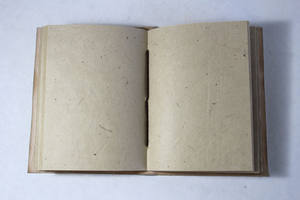 Diario de Cuero de Cabra Encuadernado a Mano con Papel Lokta y la 'Pie Simbólica' de Buda Grabada en la Cubierta - Product Image 4