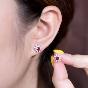 Boucles d'oreilles en or 18 carats avec rubis naturel 0,92 carat rouge sang de pigeon incrusté de 56 diamants taille brillant, bijoux fins de luxe - Product Image 5