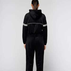 Femmes Noir Velours Cropped Zip Up Hoodie Striped Sleeves Wholesale Premium Casual Wear Relaxed Fit Elastic Hem Front Logo Hoodie - Product Image 6