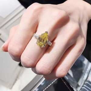 Impresionante Anillo de Compromiso de Oro Amarillo de 14K con Moissanita de Corte Ovalado para Mujer, Regalo Perfecto para Aniversario de Bodas - Product Image 2