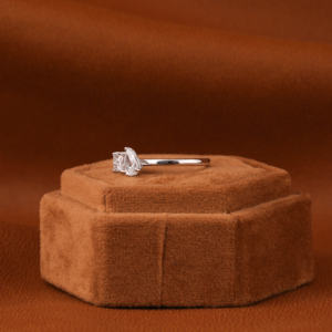 Anillo de diamante solitario de oro sólido de 18 quilates hecho a mano personalizable Lab Grown Princess Pear Cut joyería de compromiso IGI Bezel Trendy - Product Image 6