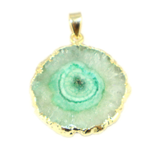 Colgante de Moda Bohemia con Piedra de Cuarzo Solar Verde, Forma Elegante, Chapado en Oro de 18K, Joyería de Latón para Mujeres y Niñas - Product Image 1