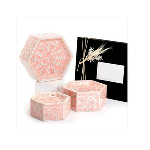 แท่นวางช็อคโกแลตทำจากไม้พร้อมขนมมุกและจานสำหรับใส่ออกเดท - Product Image 2