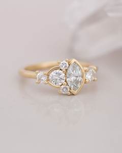 แหวนหมั้นเพชรทองคำขาวสีเหลืองทอง 1.30 กะรัต ทรงมาร์คีส์ ประดับเพชรแบบคลัสเตอร์ แหวนแต่งงานแบบฝังขอบ CVD ระดับ VS1 เครื่องประดับชั้นดี - Product Image 1