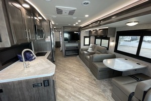 ผู้จำหน่ายรถบ้านมือสอง Jayco Precept Class A ปี 2025 รุ่น 36C พร้อมเครื่องยนต์แก๊สสำหรับขาย - Product Image 5