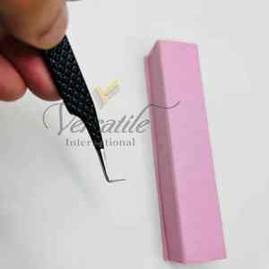 Pinzas de extensión de pestañas delgadas de 90 grados con logotipo personalizado, pinzas de pestañas de recogida de volumen negro de acero sostenible probadas a mano - Product Image 3