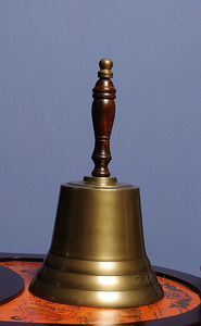 Campana de Mano de Latón Artesanal de Estilo Antiguo Moderno - 8 Pulgadas, Diseño Costero, Ligera, para Mesa, Hogar, Oficina, Exhibición Educativa - Product Image 1