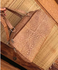 Sac de voyage en cuir marocain artisanal Weekender d'inspiration vintage avec motif amazigh - Product Image 1