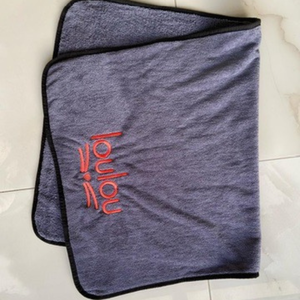 MicroPerformance Bordado Logo Toalla de aseo para mascotas Mascotas grandes Toalla de microfibra suave y absorbente para perros - Product Image 4