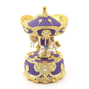 Globe à neige musical en résine Xinlin pour la décoration des fêtes et les cadeaux, style artificiel - Product Image 1