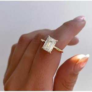 Anillo de Compromiso con Diamante Solitario Oculto en un Halo, Corte Esmeralda, Oro Amarillo con Diseño Único - Product Image 2