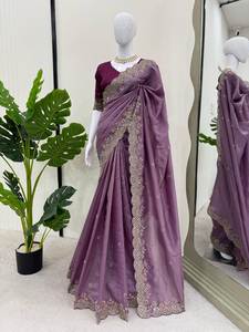 Conjunto de Sari de diseñador | Sari de seda crujiente con trabajo de hilo de secuencia y blusa Mono Benglori - Product Image 2