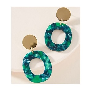 Boucles d'oreilles élégantes en résine avec cristaux incrustés et tiges en métal poli adaptées aux mariages ou aux occasions formelles spéciales - Product Image 3