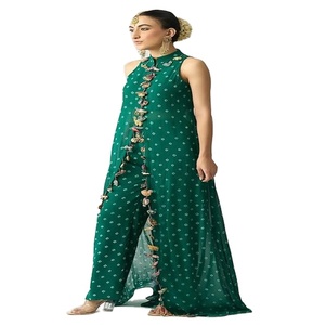 Costumes de cérémonie de haute qualité pour femmes, style classique, en velours champagne, coupe trapèze, fabrication indienne. - Product Image 1