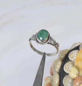 Bague en argent Sterling 925 faite à la main avec émeraude verte taillée ~ forme ovale pour pierre de naissance de mai ~ cadeau d'anniversaire unisexe - Product Image 1