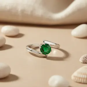 แหวนเงินชุบโรสโกลด์และโรเดียม ประดับมรกต ดีไซน์ฝังอัญมณี ของขวัญสำหรับผู้หญิง - Product Image 2