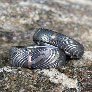 แหวนเหล็กดามัสกัสแท้สำหรับผู้ชายแหวนเหล็กดามัสกัสพร้อมช่องฝังสีทองในแนวตั้งสำหรับงานแต่งงาน - Product Image 5