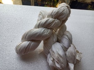 Rubans naturels de soie sari recyclés fabriqués à partir de sari de soie recyclée et de tissus adaptés à la teinture et idéaux pour les projets artisanaux - Product Image 5