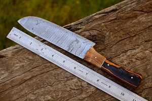 Couteau de cuisine de chef en acier damas fait à la main avec manche en bois et gaine en cuir - Product Image 5