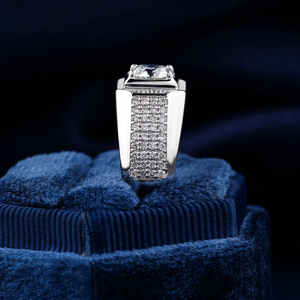 Anillo de hombre de diamante de moissanita Chapado en plata 925 con piedra de corte redondo y diseñado para estilo audaz elegancia diaria - Product Image 3