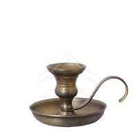 Bougeoir forgé par un forgeron d'inspiration antique avec une construction en fer robuste à volutes délicates pour des soirées confortables aux chandelles