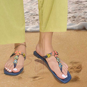 Sandalias de Mujer de Cuero Natural con Estampado Moderno, Antideslizantes, con Detalles Florales en Tono Plateado y Color Azul - Product Image 2
