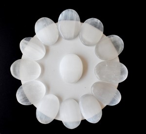 หินคริสตัลคุณภาพพรีเมียม หินซีลีไนต์สำหรับบำบัดและทำสมาธิ - Product Image 1