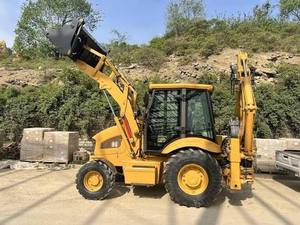 Chargeuse-pelleteuse diesel 4x4 neuve et d'occasion avec godet de chargement frontal, système hydraulique d'excavation arrière et cabine d'opérateur fermée - Product Image 6