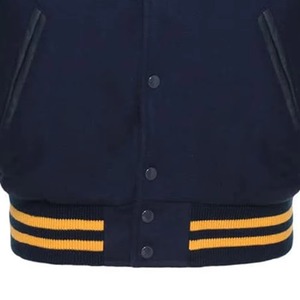 Chaqueta Universitaria de Lana con Cuello Alto y Logotipo Personalizado en la Parte Delantera, con Diseño y Colores Personalizados, Estilo Universitario Americano - Product Image 3