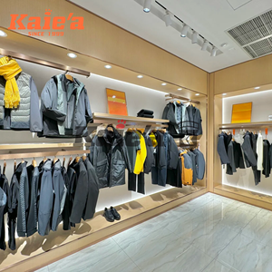 Soporte de exhibición de ropa <span class=keywords><strong>para</strong></span> hombres, estante de exhibición montado en la pared de madera, solución de tienda personalizada Boutique con renderizado 3D - Product Image 1