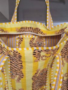 Bolso de mano acolchado con rayas de tigre amarillo Estilo bohemio de verano Algodón Tiger Trails Jungle Roar Sun Tote - Product Image 4